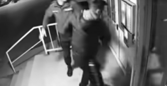 Двојица полицајаца претукли младића у Мостару (ВИДЕО)