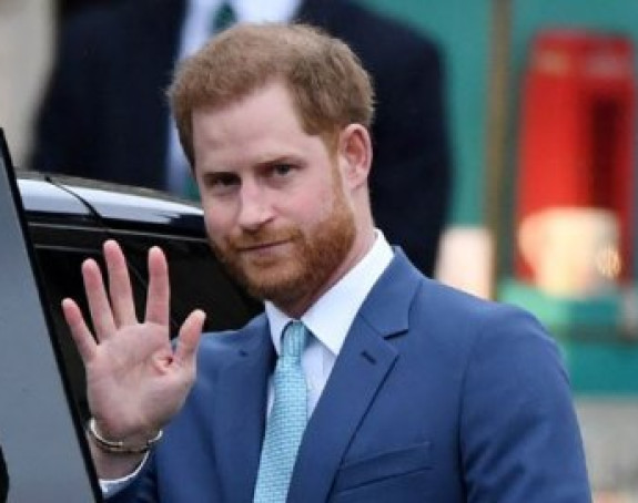 Принц допутовао кући, дочекало га обезбјеђење