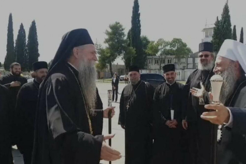 Joanikije dočekao patrijarha bratskim zagrljajem (VIDEO)