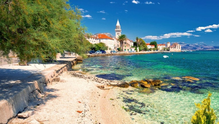 Pas u Kaštel Štafilicu izgrizao ženu na plaži