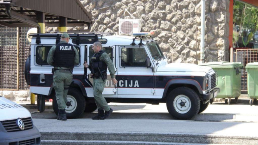 Policija pod nadzor stavila policajce, jedno u bjekstvu
