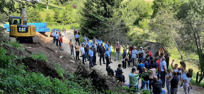 Vlasenica: Policija s jedne, a mještani s druge strane
