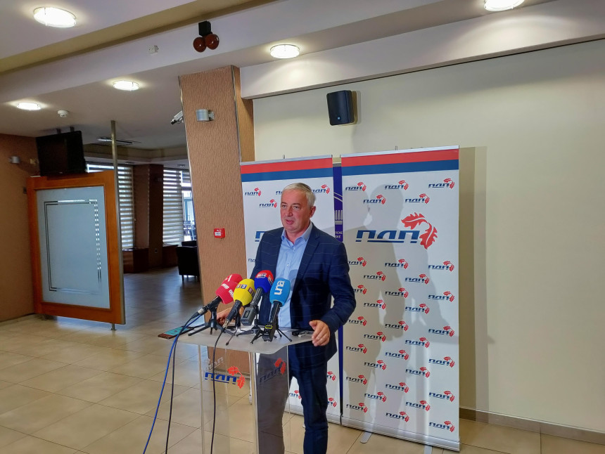 "Вама из медија блиских СНСД-у Шмит сада ваља"
