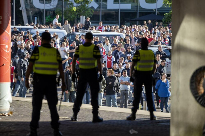 Haos: Policija žestoko udarila po navijačima Ajaksa