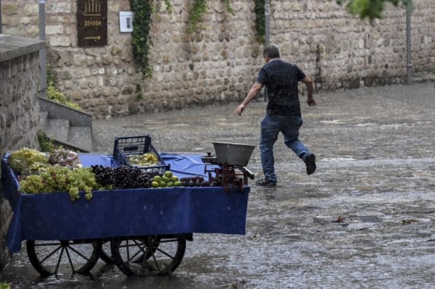 Velike poplave u Istanbulu, voda nosi sve pred sobom