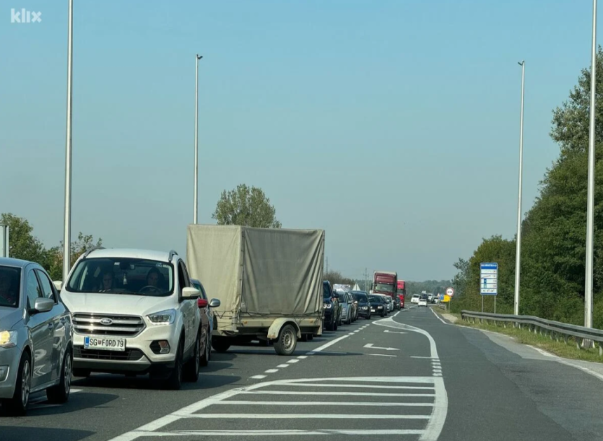 Čeka se satima: Na ulazu u BiH kolona dugačka 2,5 km