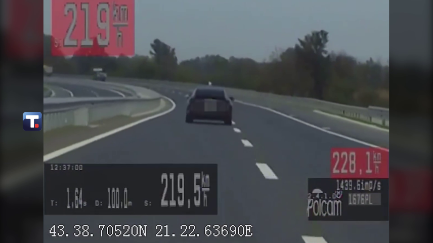 Vozio 228 km/h, sa dvoje djece u autu (FOTO)