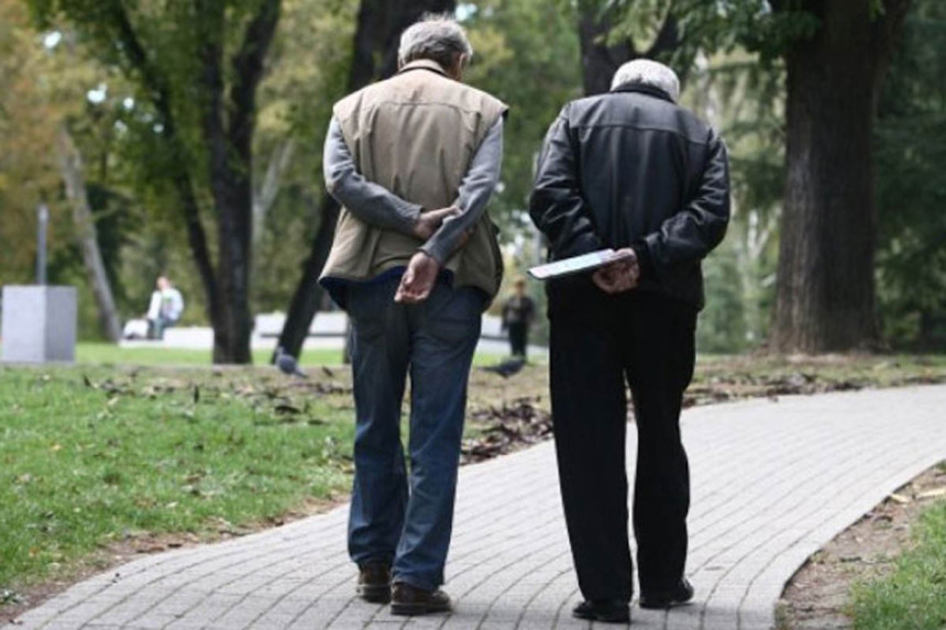 Варао пензионере тврдећи да је полицајац