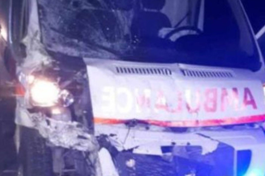 Brčko: Težak udes, sanitet se zabio u traktor