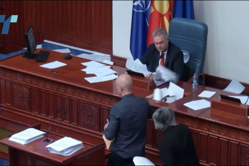 Haos u Sobranju: Poslanici gađali predsjedavajućeg