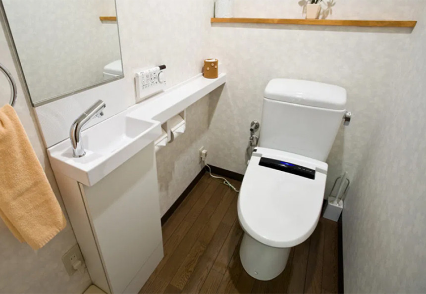 Kinezu se zapalila WC šolja jedva izbegao opekotine!