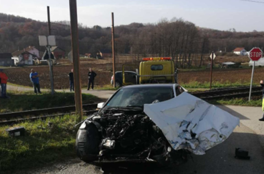 Voz kod Stanara udario u vozilo na pružnom prelazu