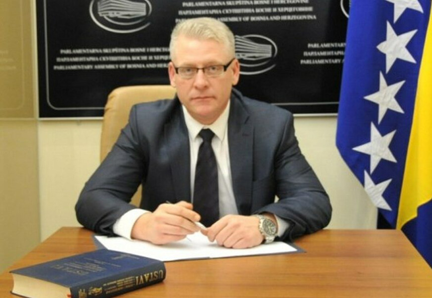 "Тројка" молила ОХР да мало попусте Милораду Додику