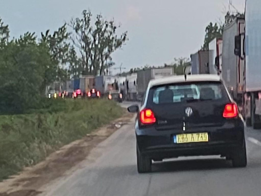 Sr.Rača: Velika gužva na izlazu iz Srbije prema BiH