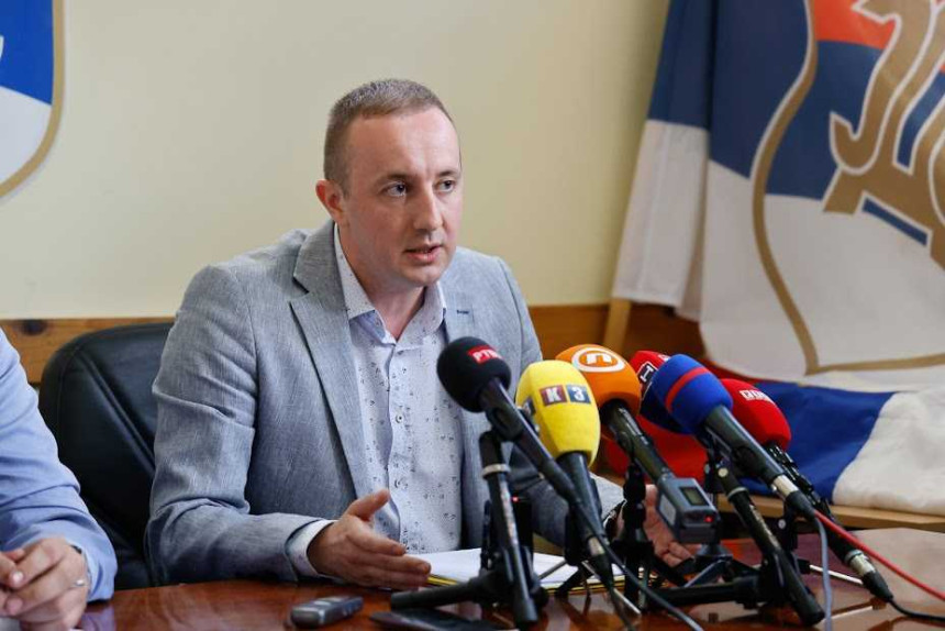 Ukidanjem himne, grba i 9. januara Dodik nastavio izdaju