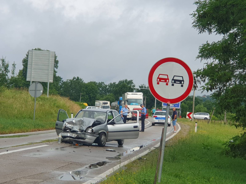 Težak udes kod Prnjavora, poginula jedna žena
