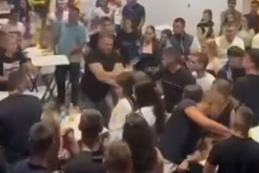 Tuča na SNSD žurci za mlade: PDP traži reakciju (VIDEO)