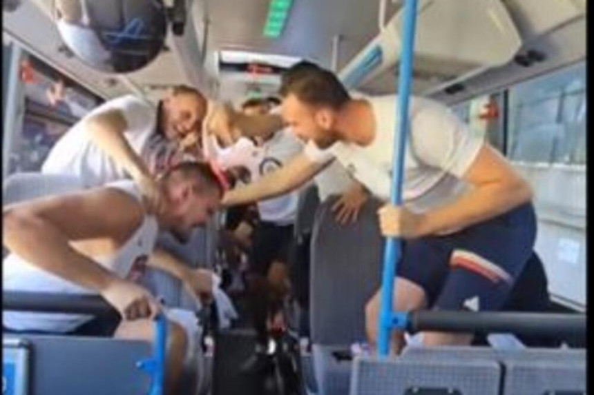 Košarkaši zaljuljali autobus, pogledajte reakciju Pešića