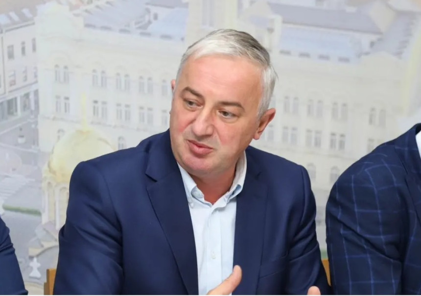 Jalovi pokušaji da se odbrani prostačko ponašanje Dodika