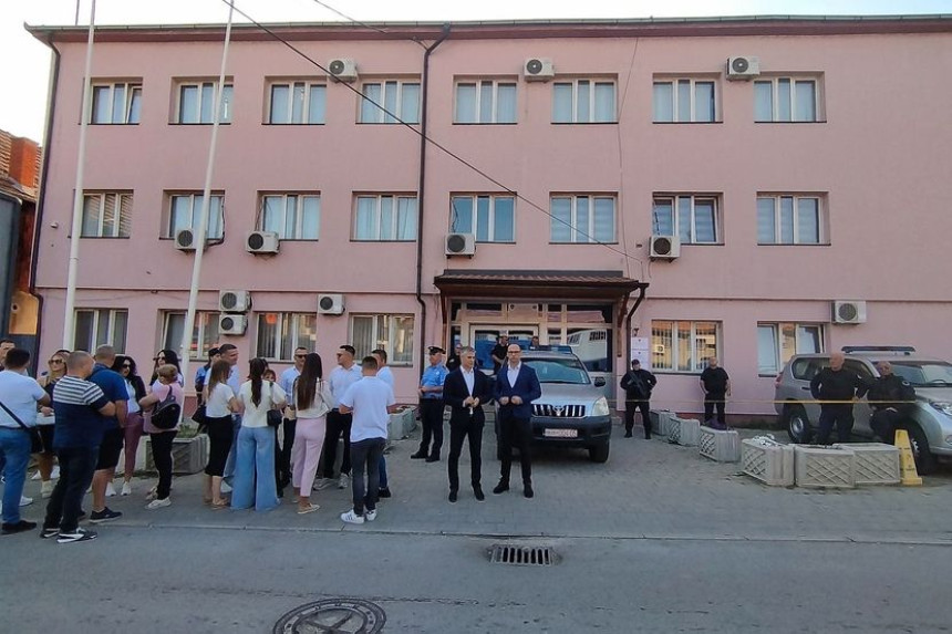 Блокирани сви административни прелази на Космету