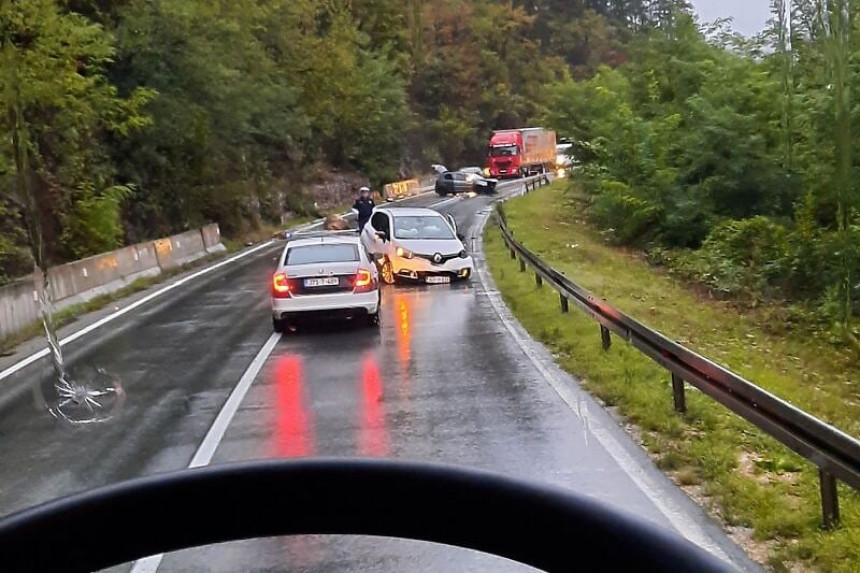 Usljed odrna došlo do udesa, četiri osobe povrijeđene