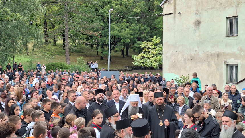 Дрвар: Патријарха Порфирија дочекао велики број вјерника