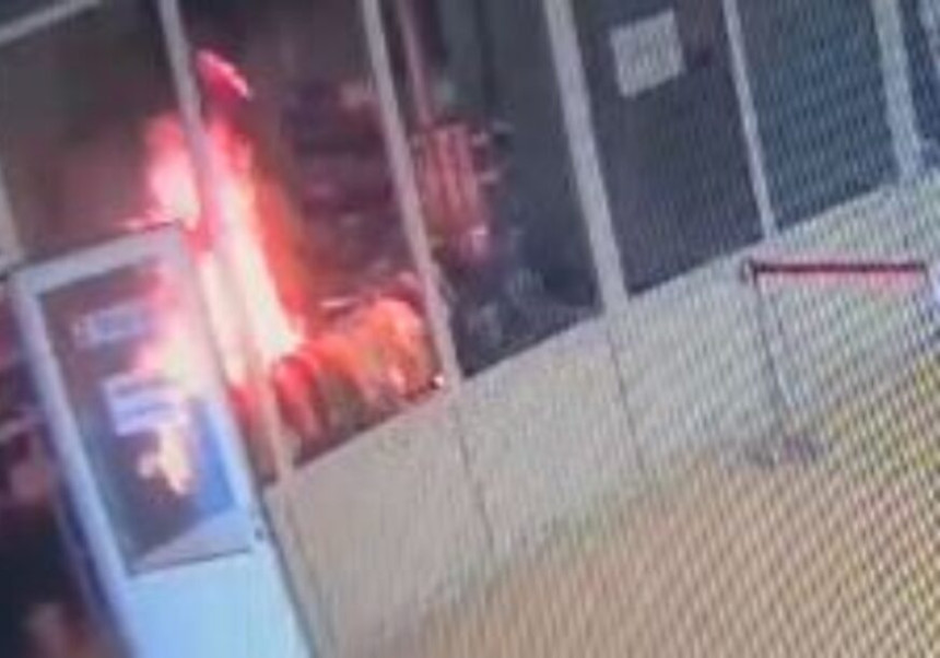 Požar u rumunskom Parlamentu, 300 ljudi evakuisano (VIDEO)