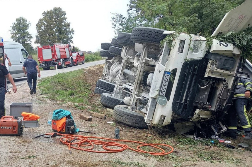 Prnjavor: Mikser sletio s puta, vozača izvlačili vatrogasci