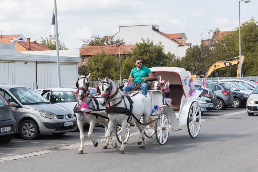 У бијелој кочији дочекао супругу и бебу из породилишта