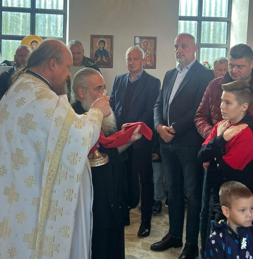 Srbi se okupljaju oko naše Srpske pravoslavne crkve