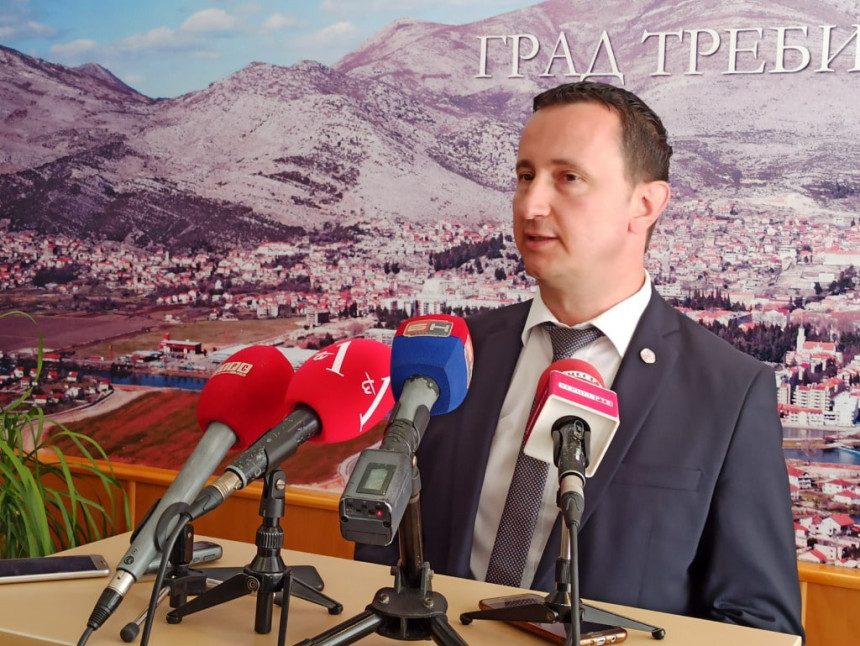 Skandal: Gradonačelnik Trebinja prepisao tuđi tekst u svoj magistarski rad (FOTO)
