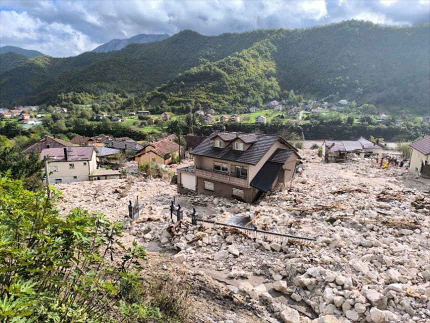 Zvanično: U poplavama poginulo 13 lica, 10 nestalih