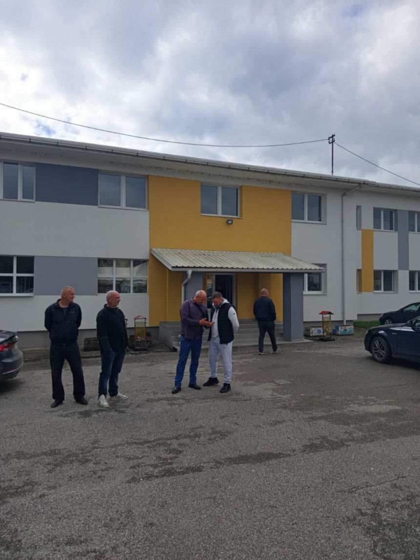 ЗВ: Предсједник БО гласачима дијелио попуњене листиће