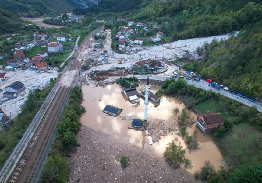 Mali heroji katastrofe u Jablanici: Ručice nose pretešku kantu