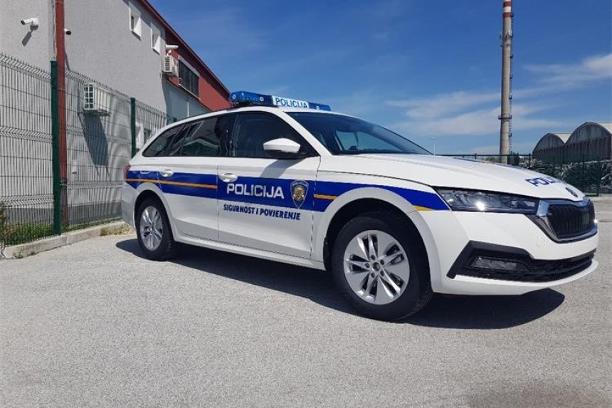 Dvadesetogodišnjak teško povrijedio policajca