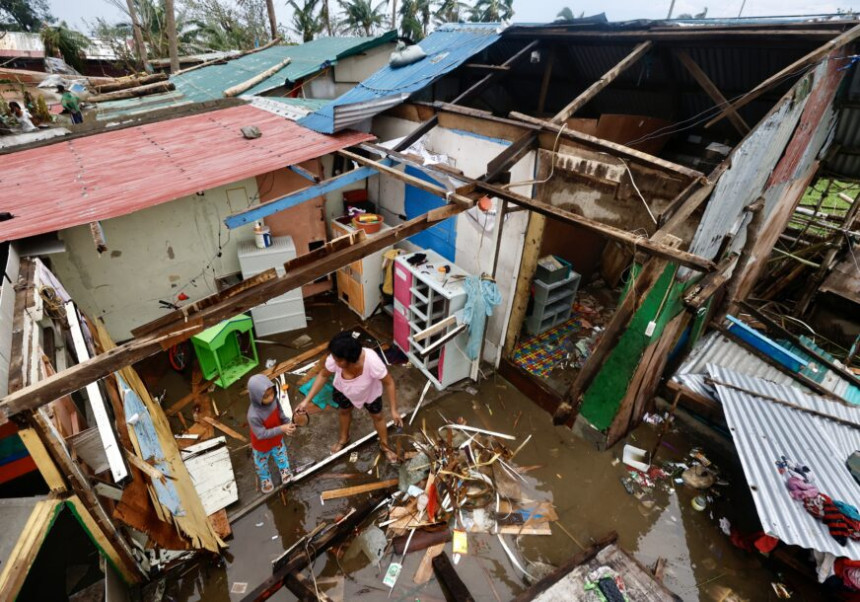 Филипини на удару тајфуна, донио поплаве и клизишта
