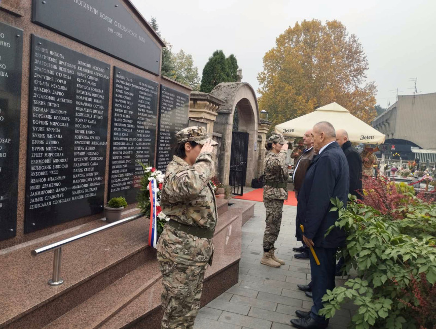 Положени вијенци на споменик страдалим борцима ВРС