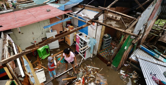 Филипини на удару тајфуна, донио поплаве и клизишта