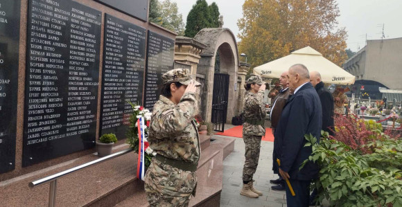 Положени вијенци на споменик страдалим борцима ВРС