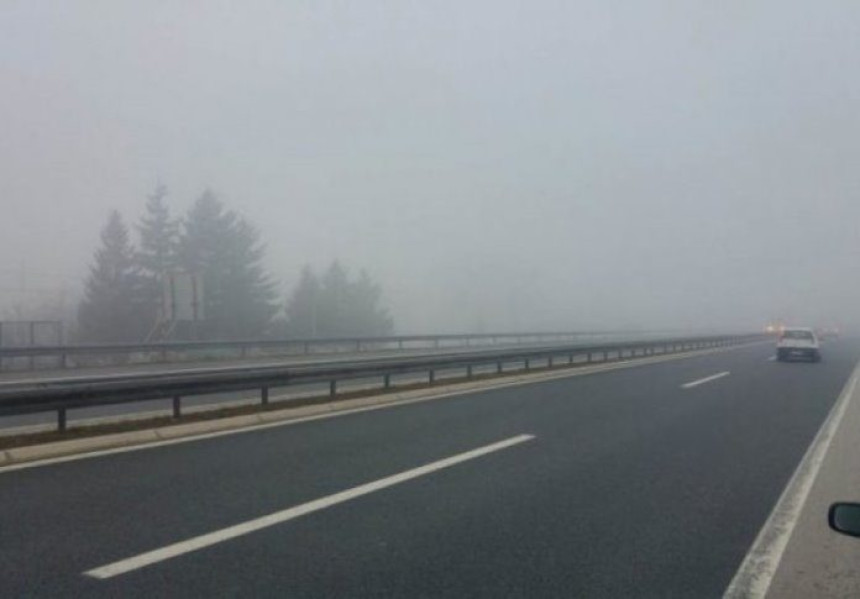 Gusta magla jutros usporava i otežava vožnju