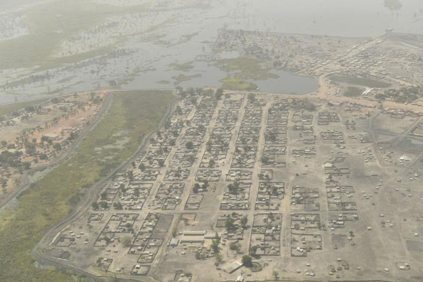 Poplave napravile haos, raseljeno 400.000 ljudi