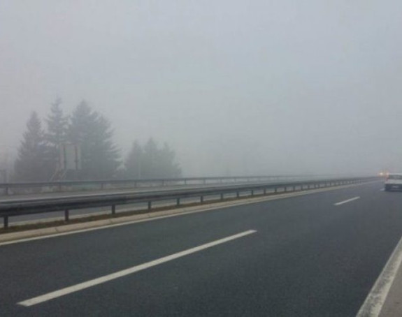 Gusta magla jutros usporava i otežava vožnju