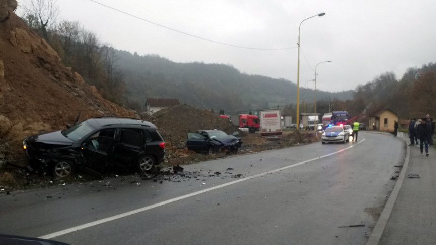 Povrijeđeno više lica u sudaru dva vozila na ulazi u Miliće