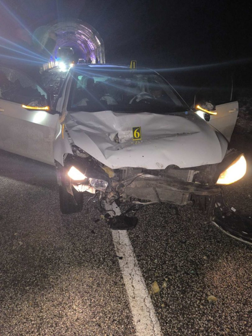 Užasno stanje na putevima: Odron uništio auto