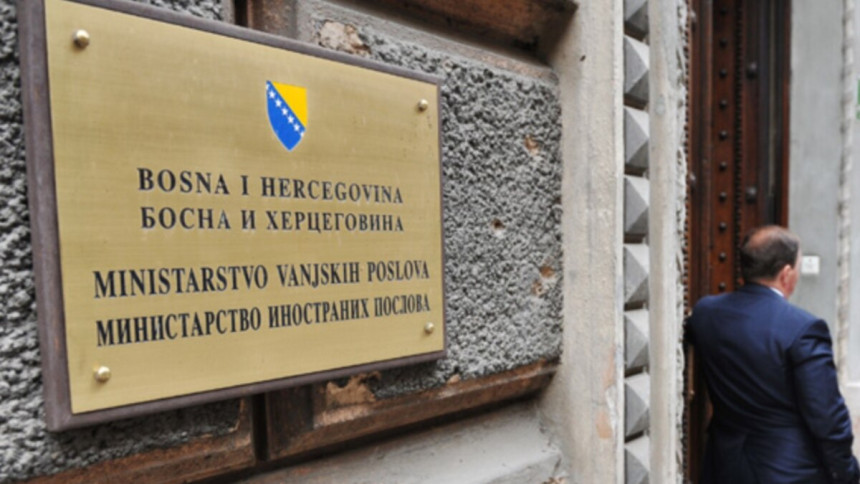 Чему служе амбасадори кад играју како шеф партије свира?