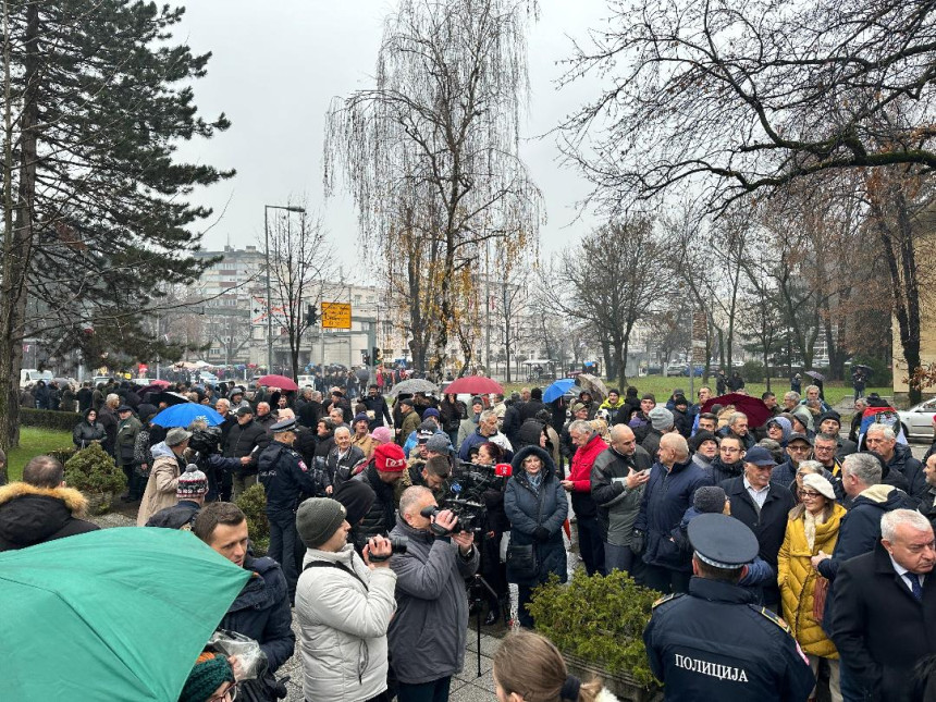 Протест грађана: Повуците спорне законе нећемо стати! Градоначелници и начелници опозиције траже разговор у НСРС! (ВИДЕО)