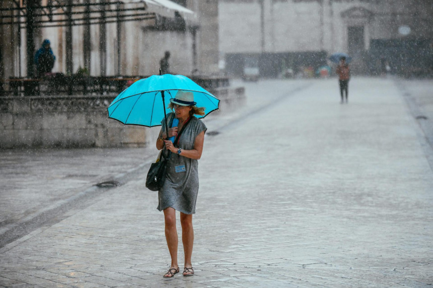 Mediji: Dubrovnik pogodio jak grad, a na moru pijavica