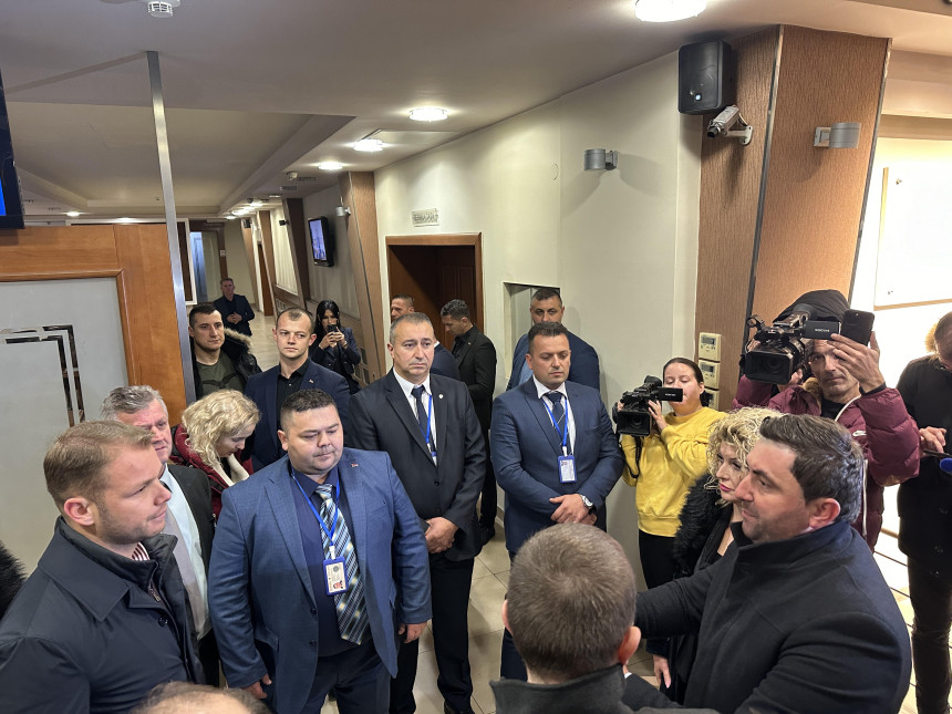 Грађани испред, а Станивуковић и Петровић су ушли у Народну скупштину Српске
