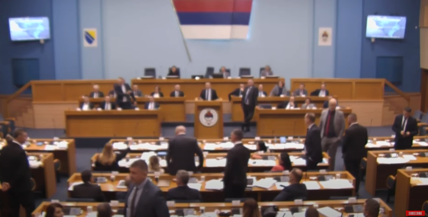 Stevandić zavodi red u NSRS, izbacuje poslanike opozicije