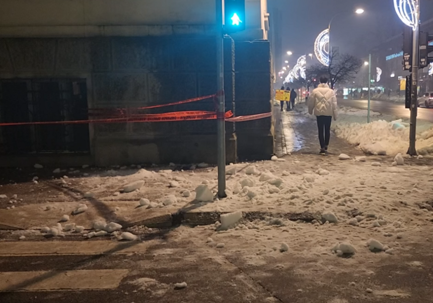 Snijeg sa krova zgrade Gradske uprave pao na dijete